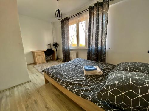 Un dormitorio con una cama con una toalla. en Apartament Rzeszow Hetmanska, en Rzeszów
