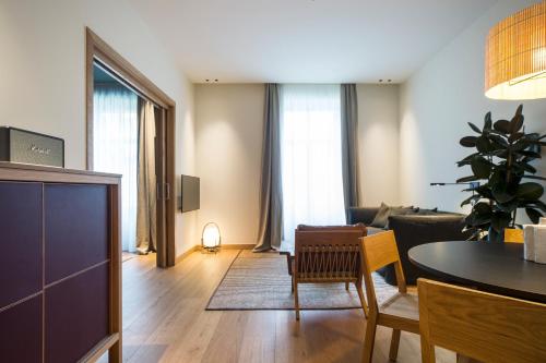 uma sala de estar com uma mesa e um sofá em Hotel Arbaso em San Sebastián