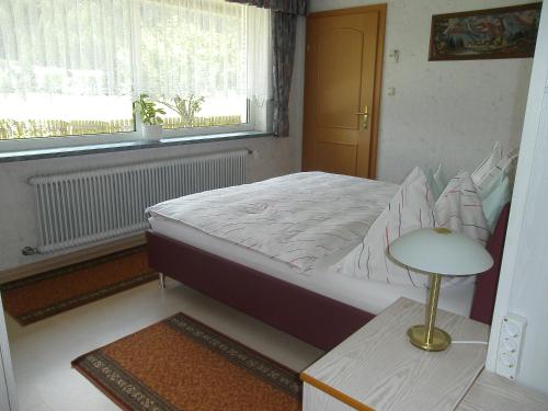1 dormitorio con cama y ventana en Haus Cornelia en Mallnitz