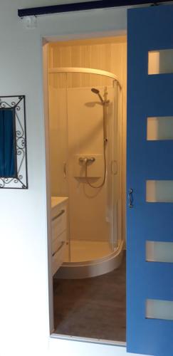 Ванна кімната в LE CHALET SUISSE - Chambre bleue