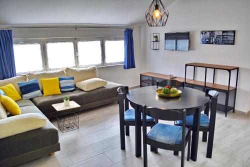 sala de estar con sofá y mesa en Apartments Cala, en Biograd na Moru