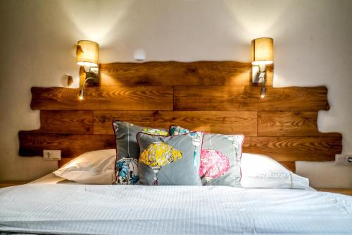 ein Schlafzimmer mit einem Bett mit zwei Lichtern an der Wand in der Unterkunft Ferienhaus Elbsandstein-Chalet in Bad Schandau