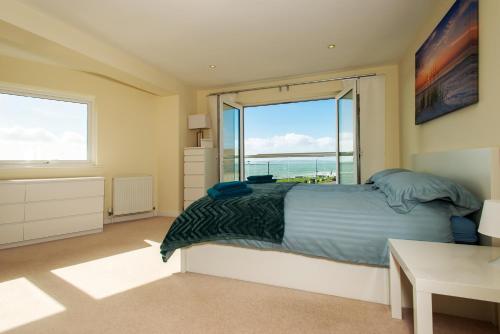 Afbeelding uit fotogalerij van Deluxe Modern House with Sea views and beach 300 footsteps away in Bournemouth