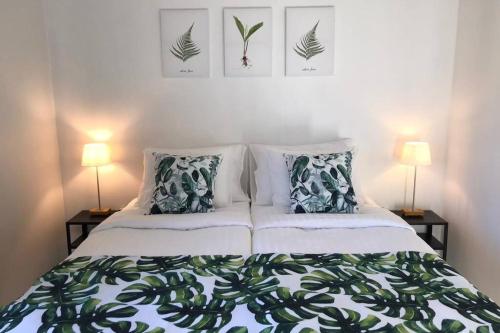 um quarto com uma cama com 2 candeeiros e 2 almofadas em Casa Verde nearby Helsinki airport em Vantaa