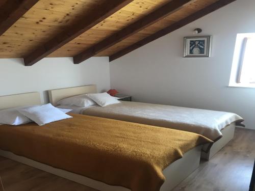 2 Betten nebeneinander in einem Zimmer in der Unterkunft Country House Bakicevo in Čilipi