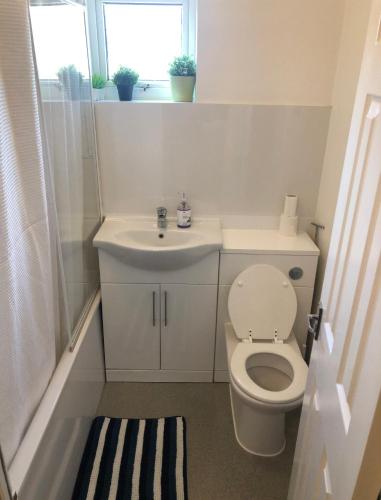 Ένα μπάνιο στο Cosy 2 bedroom Apartment -Heathrow Airport