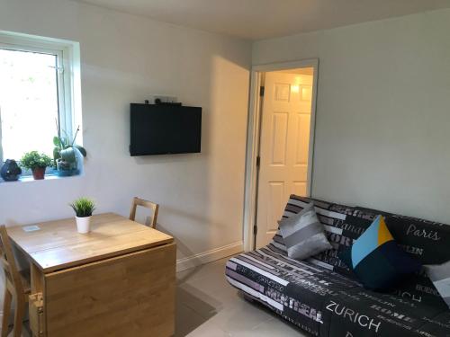 Μια τηλεόραση ή/και κέντρο ψυχαγωγίας στο Cosy 2 bedroom Apartment -Heathrow Airport