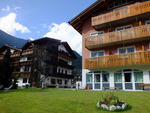 Imagen de la galería de Hotel Garni Al Nardis, en Carisolo