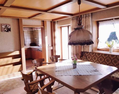 ein Esszimmer mit einem Holztisch und Stühlen in der Unterkunft Ferienhaus am Höldersberg in Sonthofen
