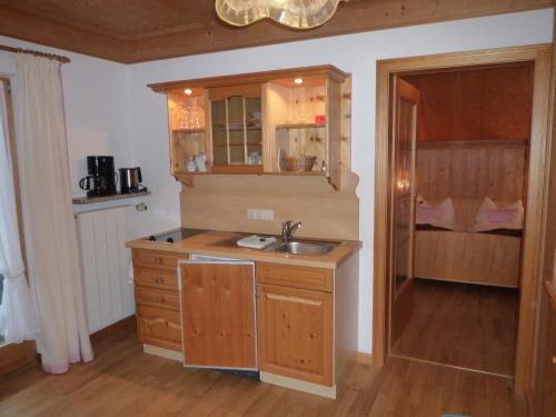 eine Küche mit einer Spüle und einer Arbeitsplatte in der Unterkunft Gästehaus Johanna in Bad Wiessee