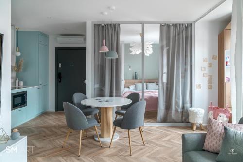 1 dormitorio y sala de estar con mesa y sillas. en Blue Mandarin Old Town, en Gdansk
