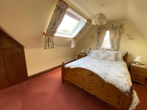 Katil atau katil-katil dalam bilik di Stunning Rustic Home, New Forest National Park