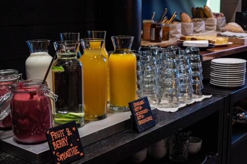 ein Regal mit mehreren Saftflaschen und Gläsern in der Unterkunft Golden Crown - Levin Iglut in Levi