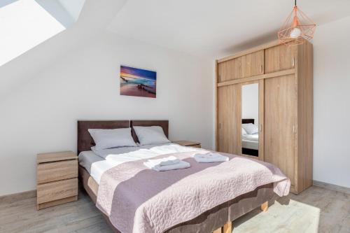En eller flere senge i et værelse på Deluxe Apartments Turystyczna by Renters