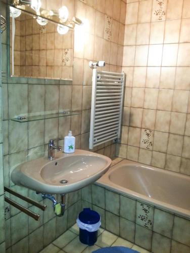 a bathroom with a sink and a tub at Ferienwohnung Ilka Plank in Füssen