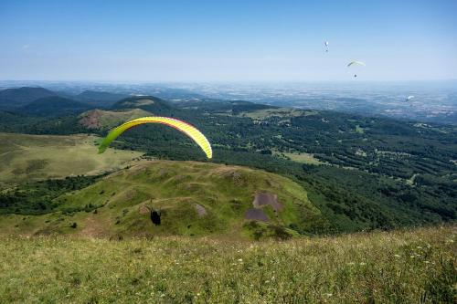 Pemandangan gunung umum atau pemandangan gunung yang diambil dari hotel