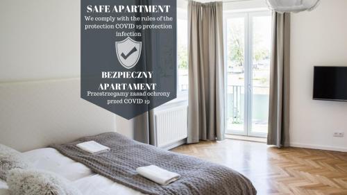 sypialnia z łóżkiem z napisem na ścianie w obiekcie Apartment Nearto Old Town Na Ustroniu street w Krakowie