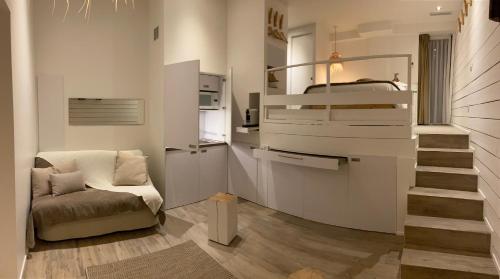 Cette petite chambre comprend des lits superposés et une chaise. dans l'établissement Le Refuge de l'Âne Carotte Aubagne-Cassis-Aix en Provence, à Aubagne