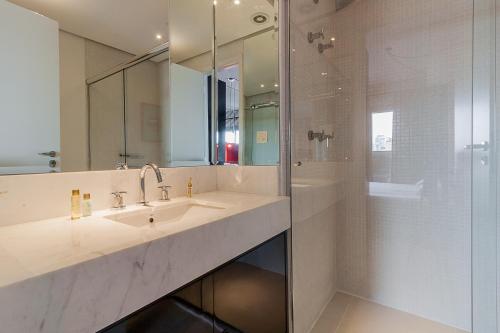 een badkamer met een wastafel en een douche bij Audaar Hav Residencial in Sao Paulo