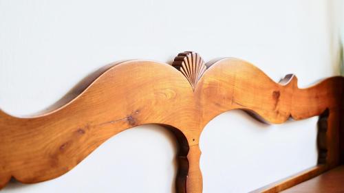 a wooden object with a bird carved into it at Hotel Alte Post in Mindelheim