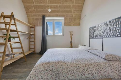 Un dormitorio con una cama grande y una escalera en Villa Toffi by BarbarHouse en Acquarica del Capo