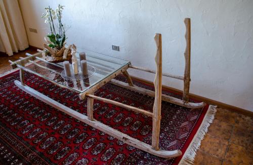 a table with a glass top on top of a rug at Raschötzhof in Funes