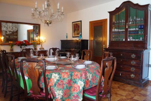 a dining room with a table and a chandelier at La Aldea in Aldea del Fresno