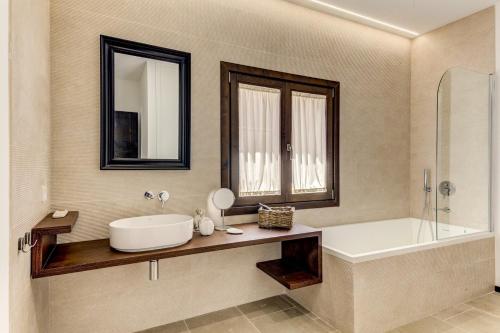 Un baño con bañera, lavabo y bañera. en Beach Villa Silver by Sealand Villas, en Puerto Pollensa