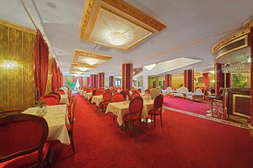 ein Restaurant mit Tischen und Stühlen in einem Raum in der Unterkunft Antea Palace Hotel & Spa in Istanbul