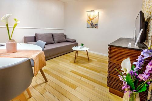 een woonkamer met een bank en een tafel bij JessApart– Babka Tower Apartment in Warschau