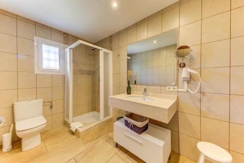 A bathroom at Villa Pontarro by Sealand Villas