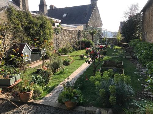 un jardín con plantas y flores en un patio en B&B du Cloître en Tréguier