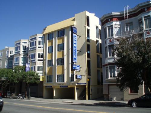 een gebouw met een bord aan de zijkant bij Castle Inn in San Francisco