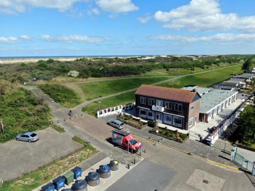 an aerial view of a building with a parking lot at Vakantieappartementen Stuifkenszand in Hoek van Holland