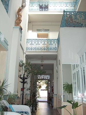 カステルサラザンにあるHOTEL MARCEILLACのバルコニー付きの建物の廊下