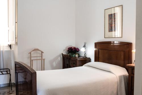 a bedroom with a bed and a table with flowers at Hotel AeR BJ Vittoria in Cagliari