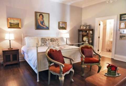 Ruang duduk di Gardner Farm Inn