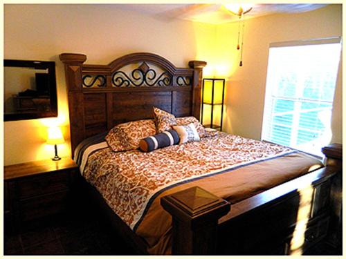 Un dormitorio con una cama grande con almohadas. en Mango Marco en Marco Island