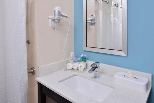 La salle de bains est pourvue d'un lavabo et d'un miroir. dans l'établissement Holiday Inn Express Montgomery East I-85, an IHG Hotel, à Montgomery