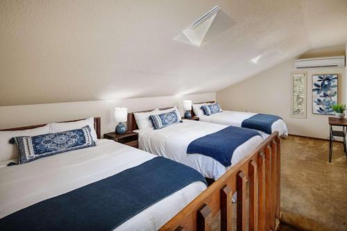 een slaapkamer met 2 bedden met blauwe en witte lakens bij Apollo Heights in West Linn