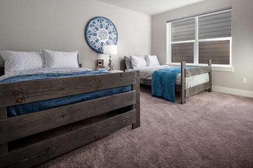 a bedroom with two beds and a window at Alexander Villa in Aloha