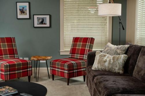 a living room with a couch and two chairs at Highland Gables in Beaverton