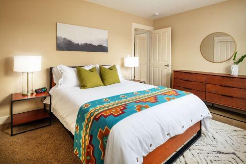 a bedroom with a large bed and a mirror at Highland Gables in Beaverton