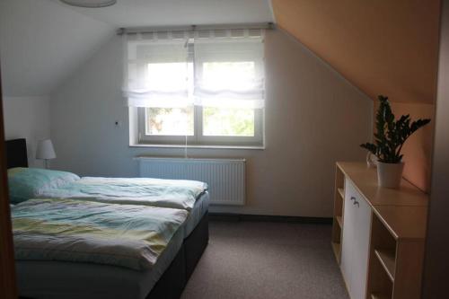 Habitación pequeña con cama y ventana en Haus Elbblick, en Gasern