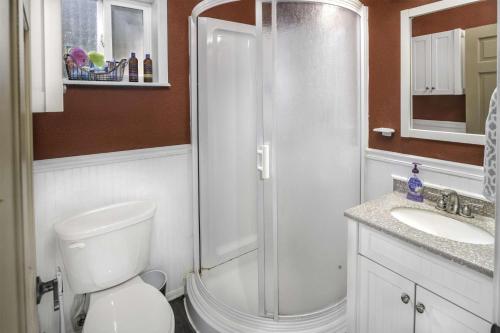 uma casa de banho com um chuveiro, um WC e um lavatório. em Wine Country Cottage em Dayton