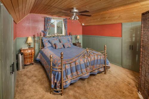 um quarto com uma cama num quarto com paredes vermelhas em Wine Country Cottage em Dayton