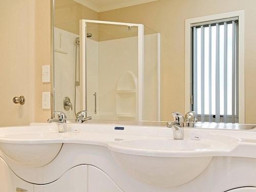 A bathroom at Lochaber Lodge - Acacia Bay Holiday Home