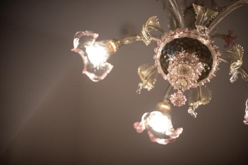a close up of a chandelier with flowers at Hotel AeR BJ Vittoria in Cagliari