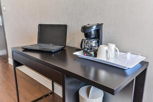 Tetera y cafetera en NU Hotel Toronto Airport