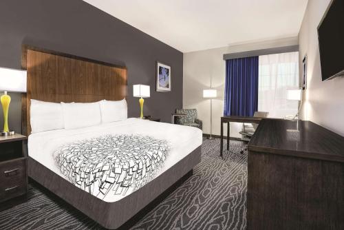 Кровать или кровати в номере La Quinta Inn & Suites by Wyndham Mercedes Outlet Mall